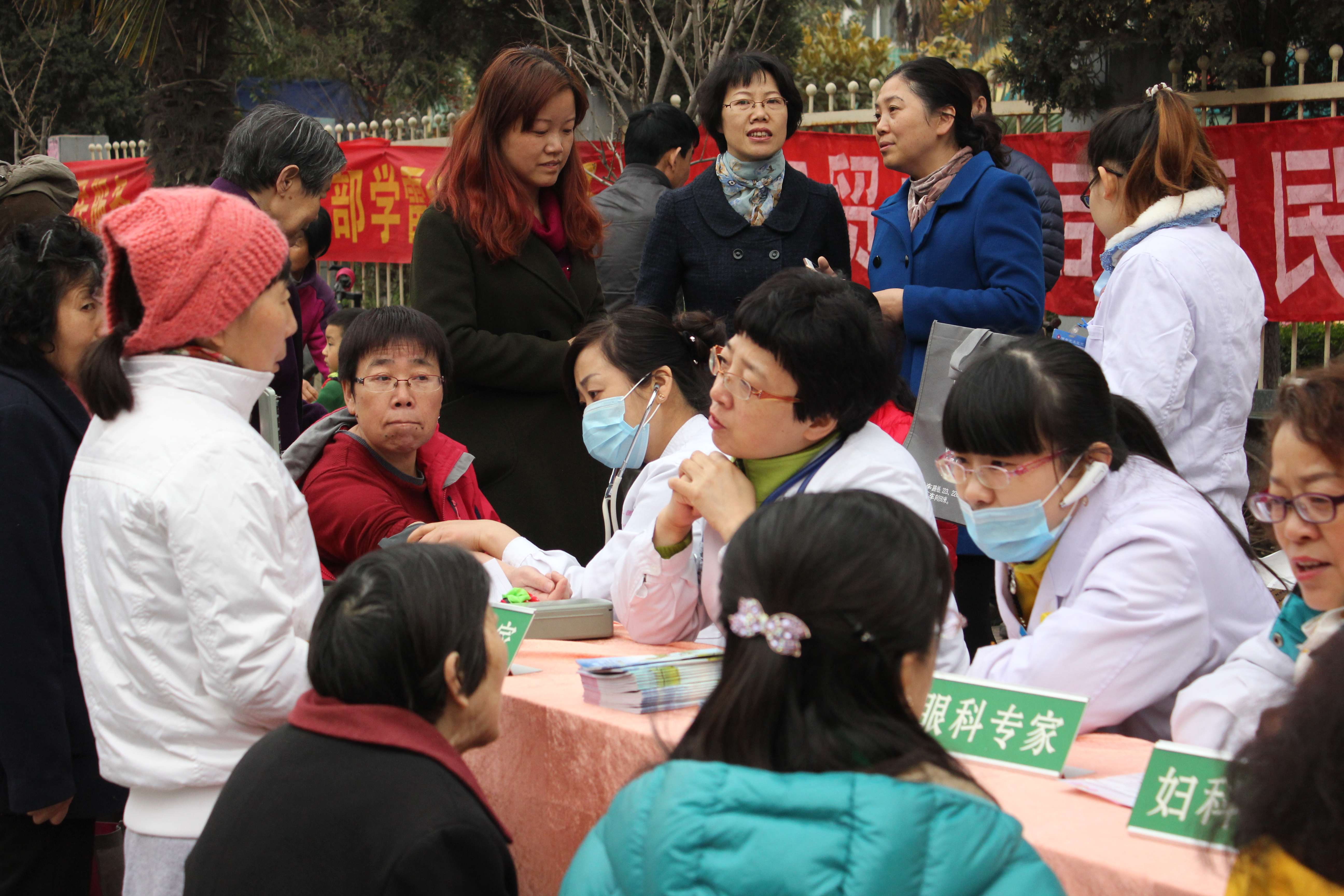 传承雷锋精神——医院开展了"学雷锋便民义诊服务活动"