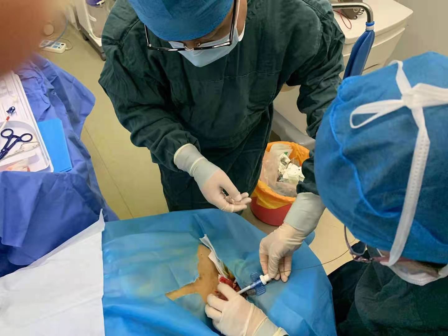 我院肾内科自主完成首例长期透析导管置入术